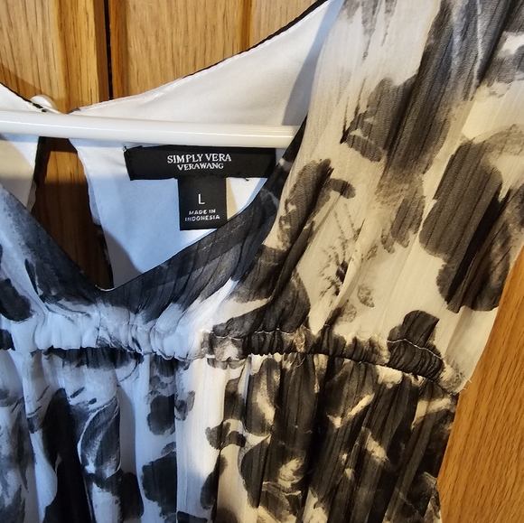 Simply Vera Dress - Picture 2 of 4